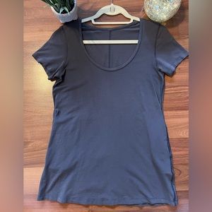 Lululemon Tee Shirt 👚 With Cute Pockets Grey